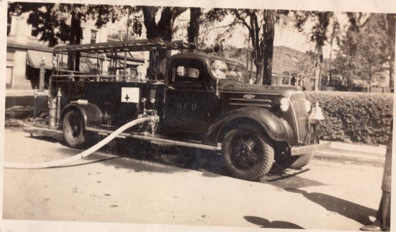 1937 Engine in front of Old Courthouse hedgerow